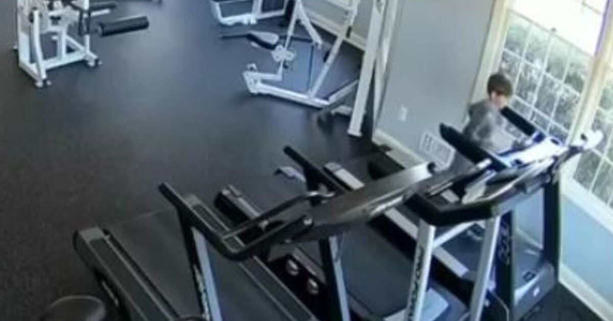 Homem &eacute; julgado por for&ccedil;ar filho a correr em esteira; crian&ccedil;a morreu.