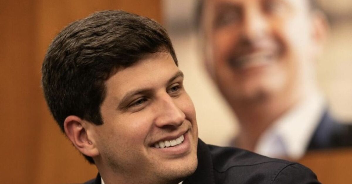 Jo&atilde;o Campos e imagem de Eduardo Campos ao fundo.