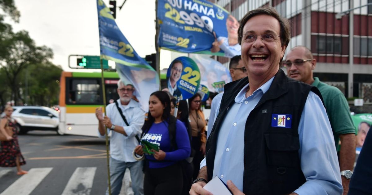 Gilson Machado durante panfletagem de campanha