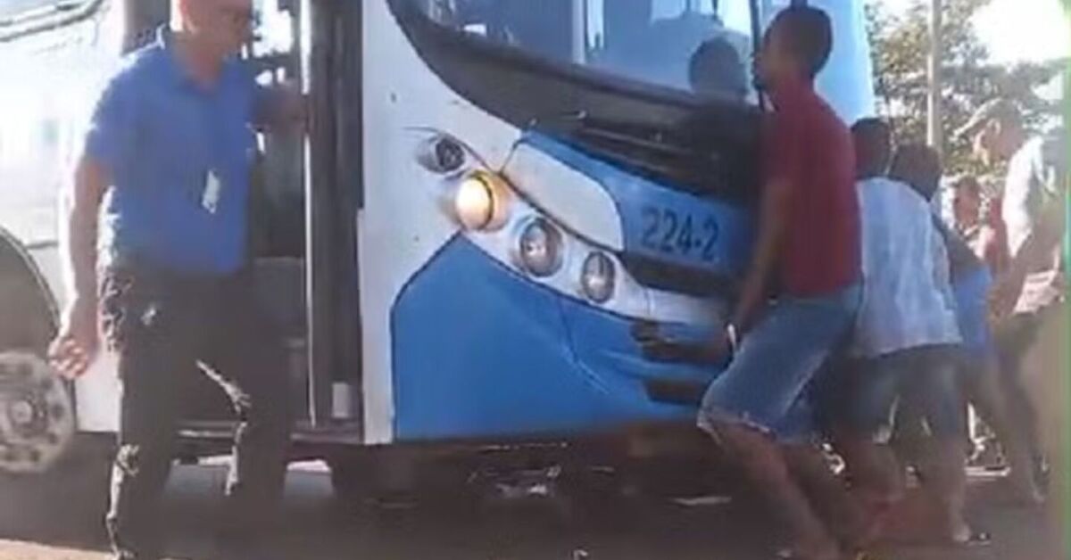 Popula&ccedil;&atilde;o levanta &ocirc;nibus para resgatar motociclista.