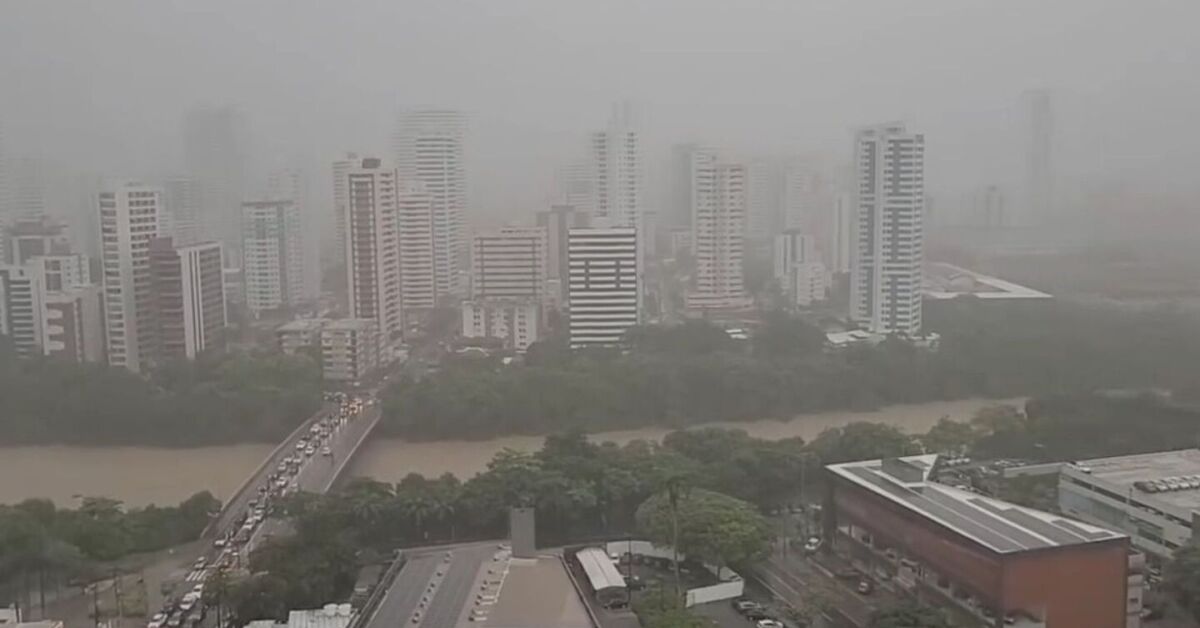 Cidade do Recife em dia de chuva. 
