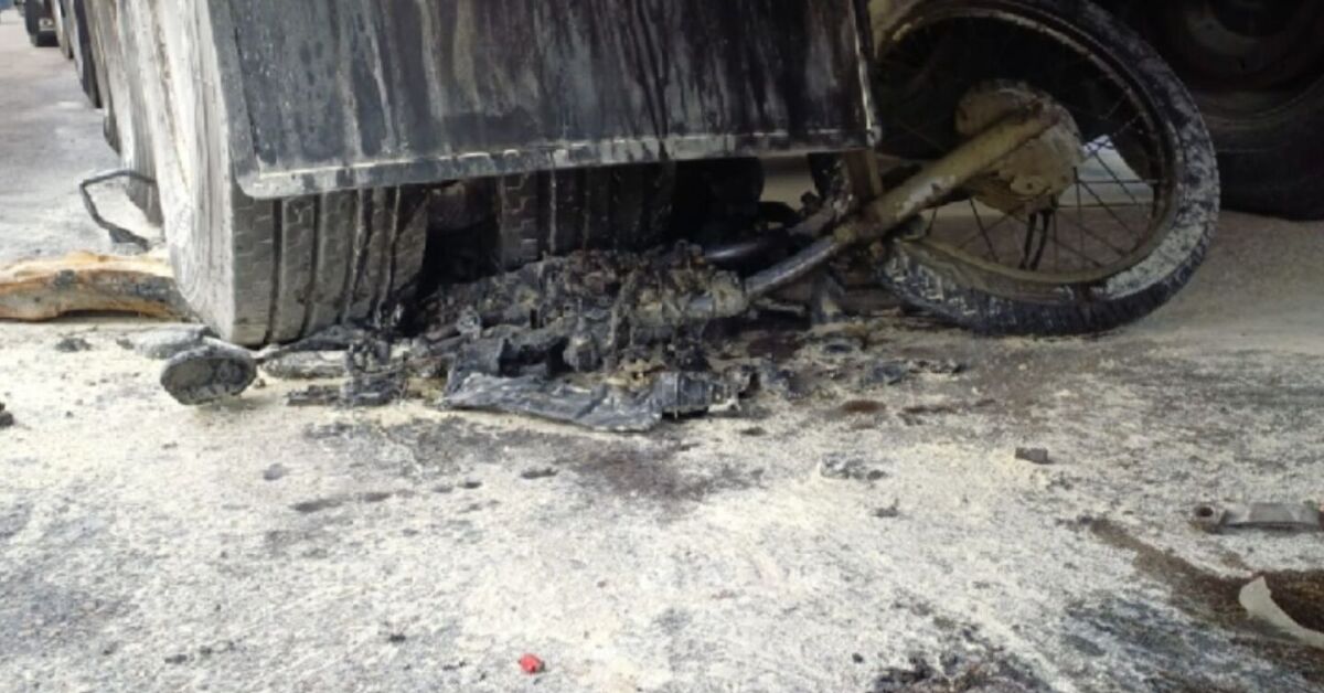 Estado da motocicleta ap&oacute;s perder controle e pegar fogo embaixo de carreta, em Jaboat&atilde;o.