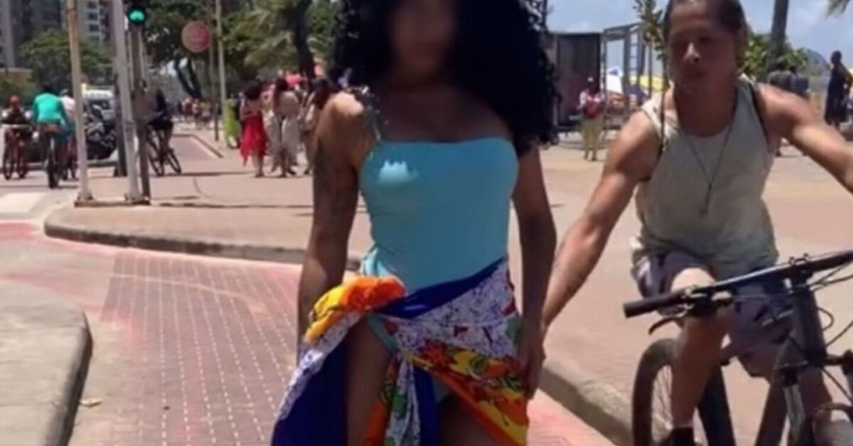Momento em que ciclista passa a m&atilde;o em modelo, no Recife.