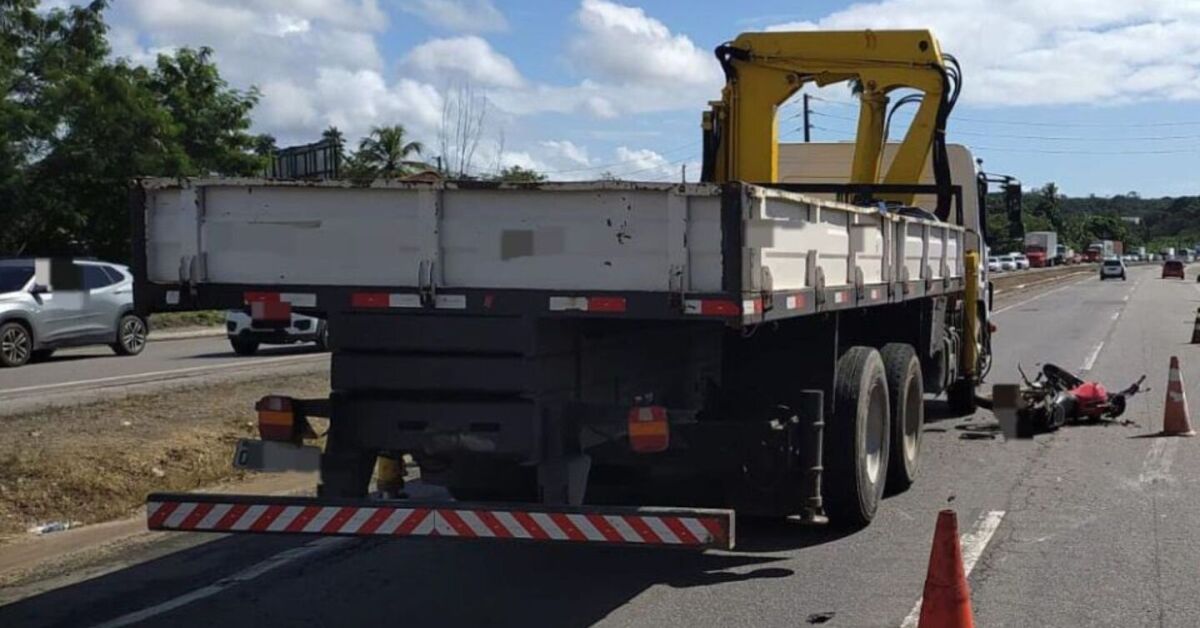 BR-101, em Jaboat&atilde;o, ap&oacute;s colis&atilde;o.