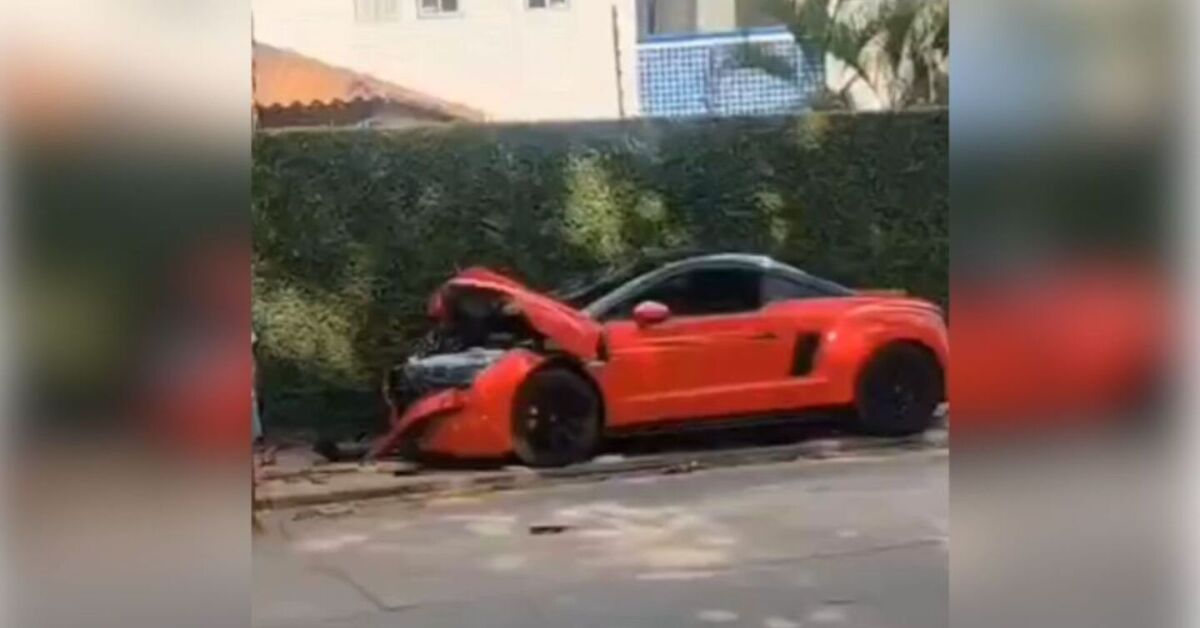 Carro de luxo ap&oacute;s motociclista colidir.