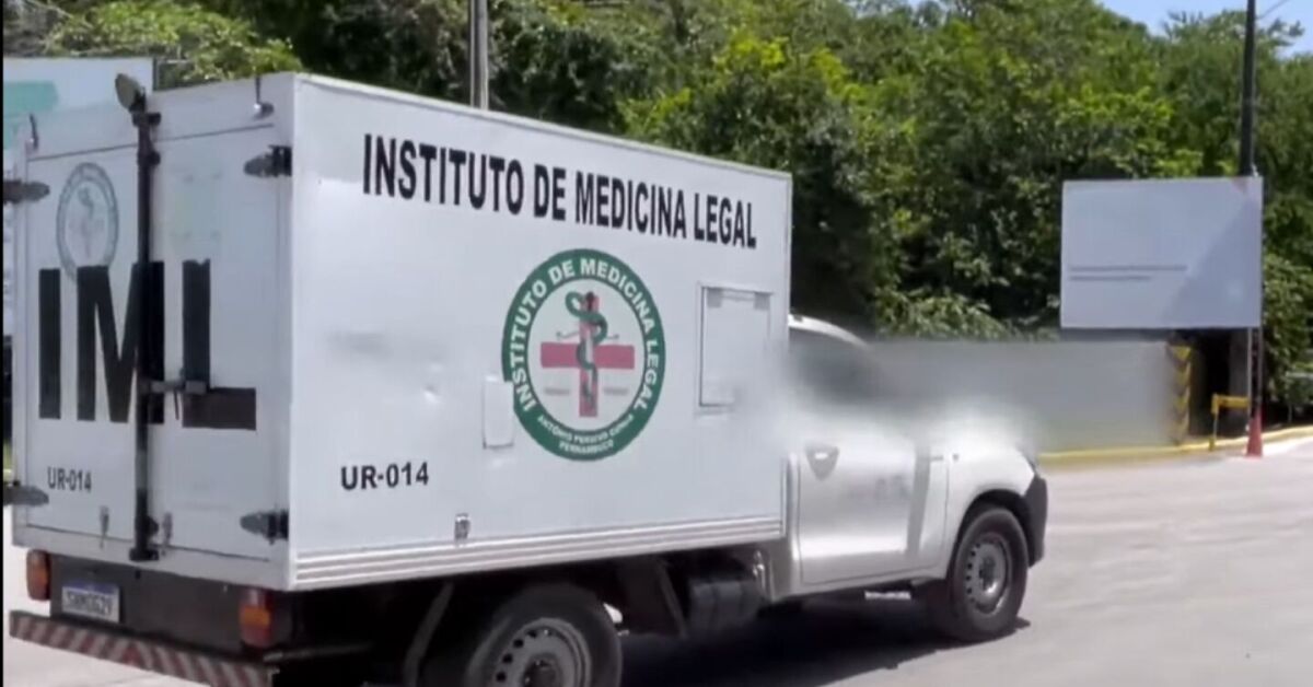 Carro do IML em terreno de f&aacute;brica em Paulista.
