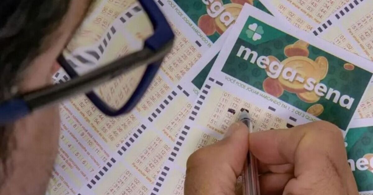 Pessoa marcando cartelas da Mega-Sena.