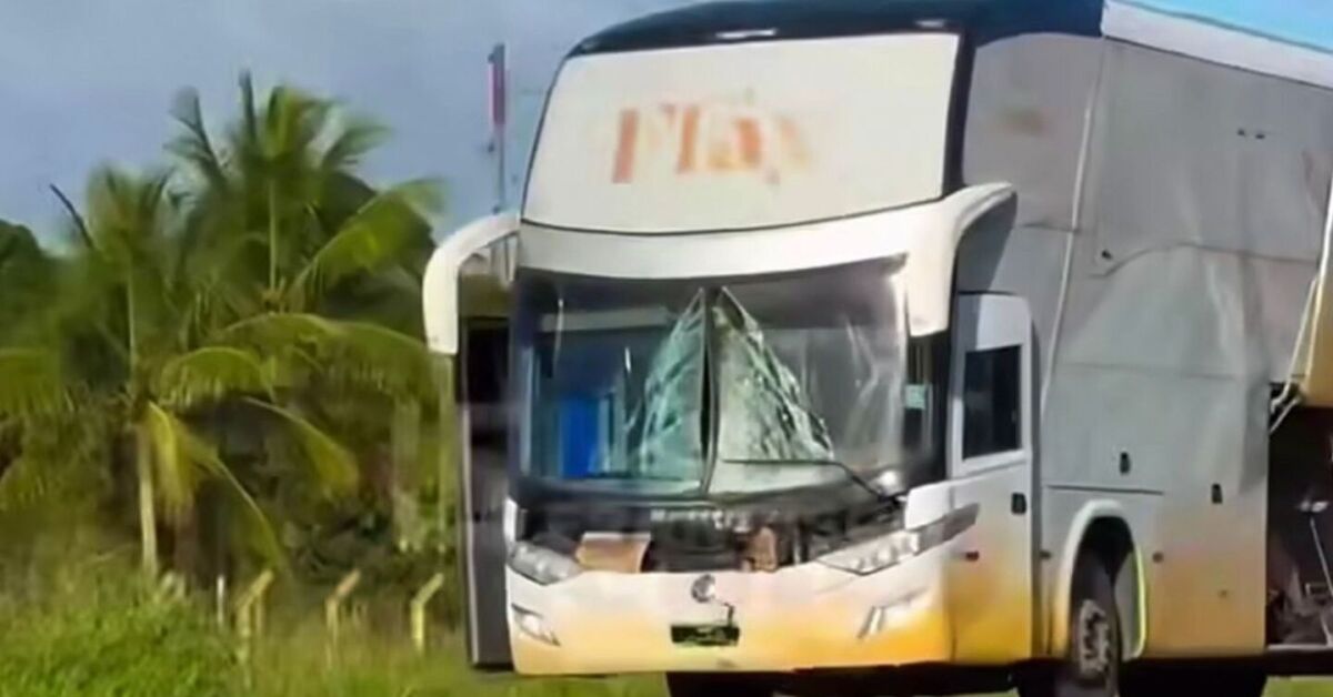 &Ocirc;nibus da equipe da cantora Flay ap&oacute;s colis&atilde;o com motociclista em Pernambuco.