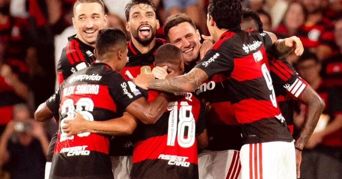 Jogadores do Flamengo comemorando vit&oacute;ria 