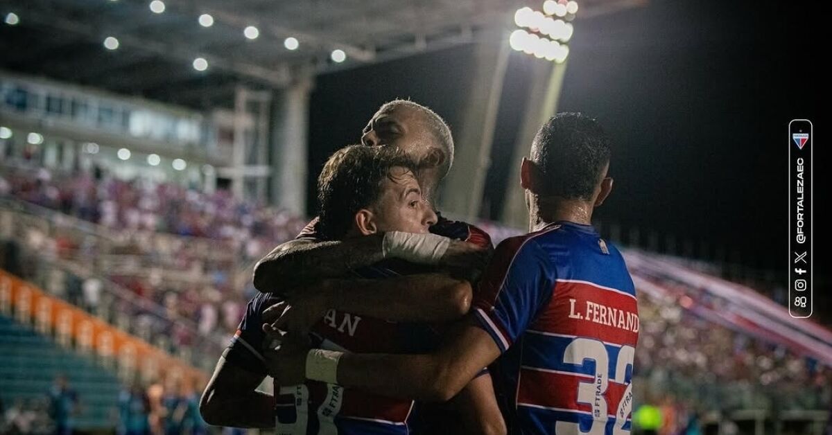 Time do Fortaleza comemorando