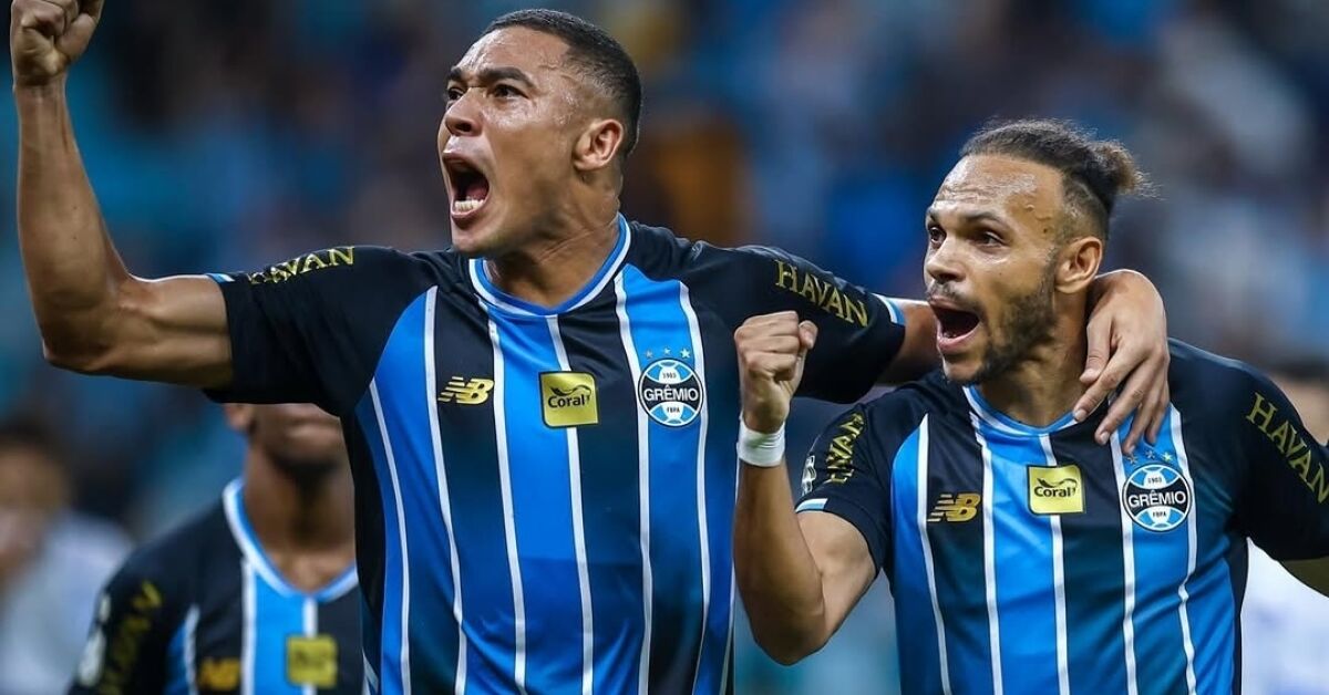 Jogadores comemorando gol do Gr&ecirc;mio.
