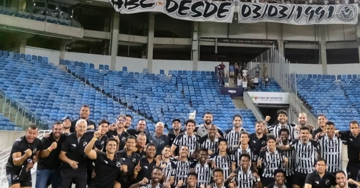 Equipe do ABC comemorando vit&oacute;ria sobre o Am&eacute;rica