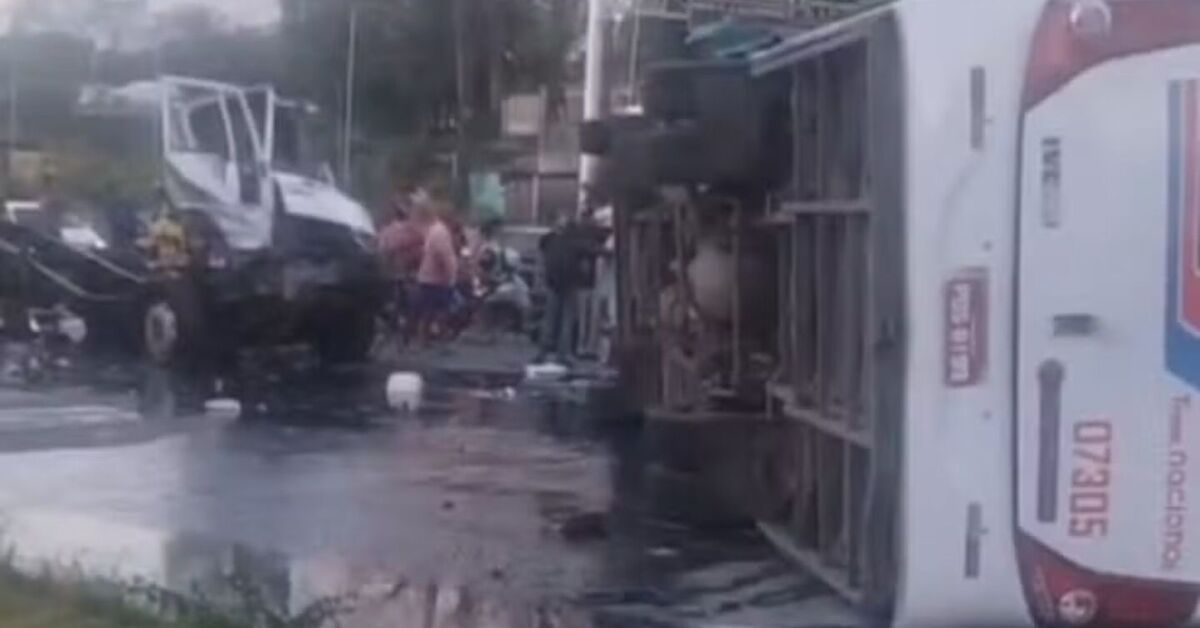 Caminh&atilde;o atinge &ocirc;nibus em Paulista.
