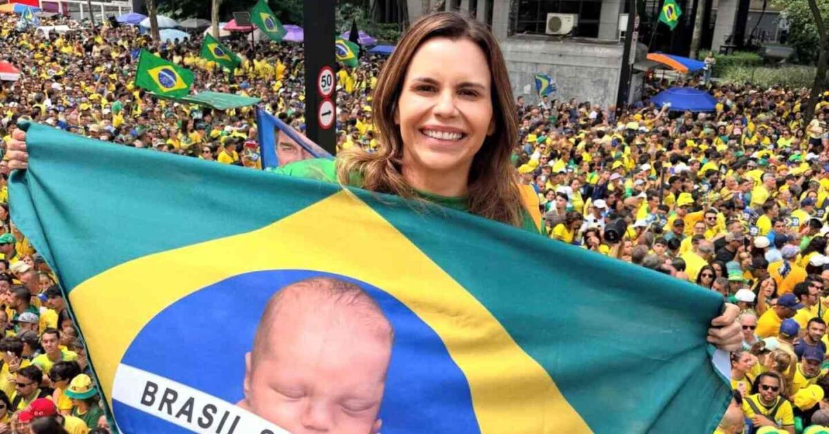 Clarissa T&eacute;rcio em manifesta&ccedil;&atilde;o na Avenida Paulista.