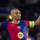 Raphinha com a bra&ccedil;adeira de capit&atilde;o em jogo da Champions League.
