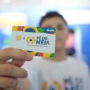 Estudante com cart&atilde;o do P&eacute;-de-meia, programa do governo Federal.