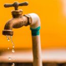 Torneira pingando &aacute;gua.