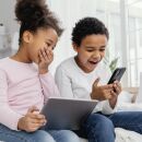 Crian&ccedil;as no celular e tablet.