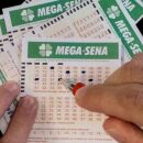 Pessoa marcando cartelas da Mega-Sena.