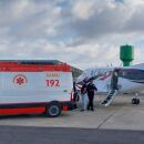 Viatura do SAMU ao lado de avi&atilde;o do servi&ccedil;o aerom&eacute;dico.