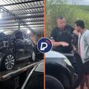 Carro alvejado onde as v&iacute;timas estavam e homem sendo preso pela pol&iacute;cia.