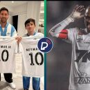 Neymar presenteia Messi e seus filhos com camisa do Santos.