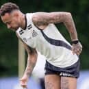 Neymar treinando com bola durante a semana.