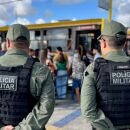 Policiais militares de Pernambuco garantindo seguran&ccedil;a em ponto de &ocirc;nibus.