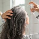 Aprenda para que serve aplicar vinagre e bicarbonato de s&oacute;dio nos cabelos grisalhos. 