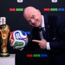 Presidente da FIFA com a bola e a ta&ccedil;a da Copa do Mundo de 2026 
