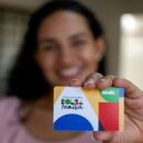 Mulher segurando cart&atilde;o do Bolsa Fam&iacute;lia.