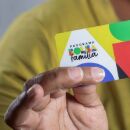 Homem segurando cart&atilde;o do Bolsa Fam&iacute;lia.