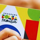 Pessoa segurando cart&atilde;o do Bolsa Fam&iacute;lia.