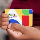 Pessoa segurando cart&atilde;o do Bolsa Fam&iacute;lia.