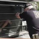 Suspeito em viatura da Pol&iacute;cia Civil ap&oacute;s persegui&ccedil;&atilde;o e tiroteio com a PMPE.