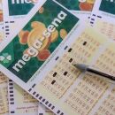 Cartelas da Mega-Sena marcadas para sorteio.