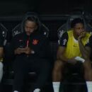 Memphis Depay foi flagrado com o celular no jogo contra o Flamengo.