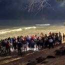 Populares na praia de Boa Viagem durante resgate das tr&ecirc;s irm&atilde;s ap&oacute;s afogamento.