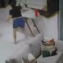 Momento em que mulher tenta fugir de autor de disparos, em condom&iacute;nio luxuoso localizado em Gravat&aacute;.