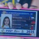 Pessoa segurando celular com documento digital da Carteira Estudantil da RMR.