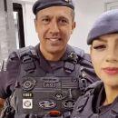 Tenente-coronel e esposa, ambos uniformizados com farda da PM.