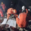 Momento em que o Corpo de Bombeiros trabalha para resgatar o idoso.