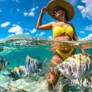 &Aacute;guas cristlnas e arrecifes encantam visitantes.