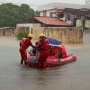 Bombeiros atuando em per&iacute;odo de chuva em Pernambuco.