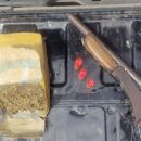 Tr&aacute;fico de drogas e posse ilegal de arma de fogo durante a Opera&ccedil;&atilde;o Fecha Batalh&atilde;o.