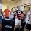 V&iacute;deos mostram torcedores pegando latinhas de cerveja do estabelecimento.