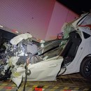 Colis&atilde;o entre carreta e carro. 