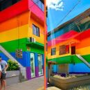Casa LGBTQIA+ em Iriri, no Esp&iacute;rito Santo, pintada com as cores da bandeira em homenagem ao filho