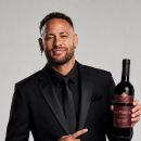 Neymar segura uma garrafa de vinho da sua marca, Le Prince.