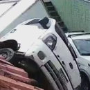 Caminh&atilde;o tomba em ladeira na Zona Norte do Recife